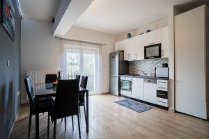 a kitchen and dining room with a table and chairs at Apartman Filip in Gospić