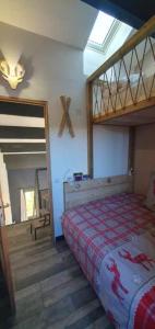 ein Schlafzimmer mit einem Etagenbett und einem Spiegel in der Unterkunft Le 6 du Pitalugue in Ax-les-Thermes