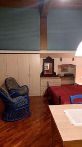 una camera con due sedie e un letto e un tavolo di La casa di Aaron a Montevarchi