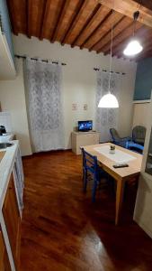 Una cocina con una mesa y sillas en una habitación. en La casa di Aaron, en Montevarchi