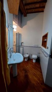 Ένα μπάνιο στο La casa di Aaron