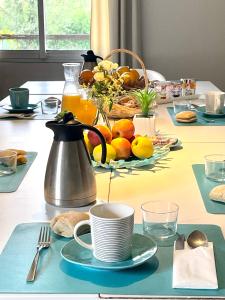 une table avec une bouilloire et une plaque d'oranges dans l'établissement La Quietat, à Toulouse