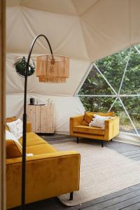 Posezení v ubytování Glamping Dome Tent