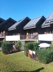 um grupo de casas com painéis solares nos seus telhados em Studio Morillon Village em Morillon