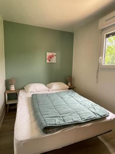 Postel nebo postele na pokoji v ubytování Modern and cosy ecolodge, shared heated pool, Les Mathes