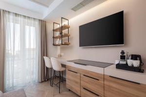 Luxury rooms Le Prestige Few Minutes from Split's Iconic Waterfront的电视和/或娱乐中心