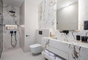 Luxury rooms Le Prestige Few Minutes from Split's Iconic Waterfront的一间浴室