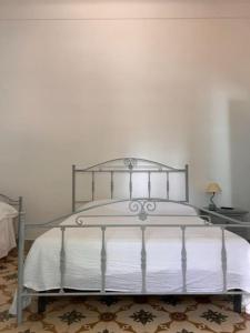 un lit avec un cadre en métal dans une chambre dans l'établissement La Locanda di Felisiano, à Monopoli