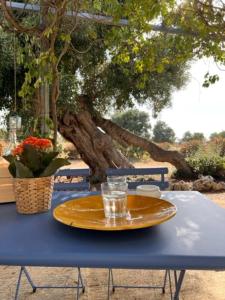 une table bleue avec un verre dessus dans l'établissement La Locanda di Felisiano, à Monopoli