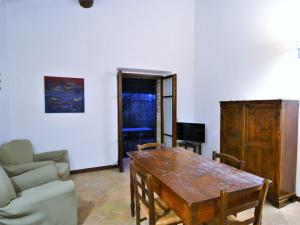MantignanaにあるPetrarca Fienile Iiのリビングルーム(木製テーブル、椅子付)