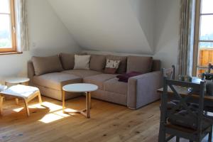 a living room with a couch and a table at Lana Salta Alpakas - Gemütliche Ferienwohnungen auf dem Bauernhof in Murrhardt