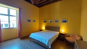 a bedroom with a bed and two lamps and a window at Casa Katharina - Valle Gran Rey in Calera
