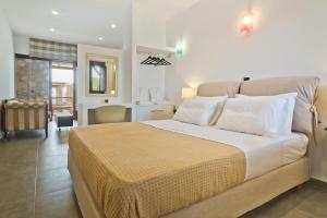 um quarto com uma cama grande e uma sala de estar em Michaliou Kipos Luxury Villas em Afiartis