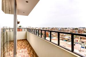 a balcony with a view of a city at Apartamento Estela en Alameda Colonial - Aeropuerto Jorge Chávez in Lima