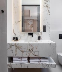Luxury rooms Le Prestige Few Minutes from Split's Iconic Waterfront的一间浴室