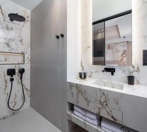 Luxury rooms Le Prestige Few Minutes from Split's Iconic Waterfront的一间浴室