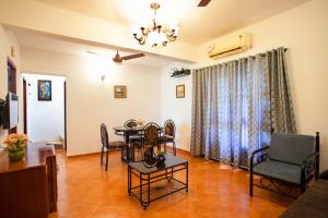 un salon avec une table et des chaises dans l'établissement 'Golden Coral' 2bhk Benaulim Beach villa Goa, à Benaulim 10 autres photos