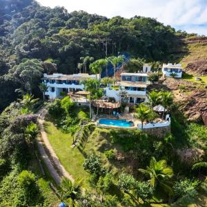 een luchtzicht op een huis op een heuvel bij Vila Lia in São Sebastião