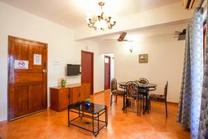ein Wohnzimmer mit einem Tisch und einem Esszimmer in der Unterkunft 'Golden Coral' 2bhk Benaulim Beach villa Goa in Margao