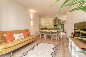 - un salon avec un canapé et une table dans l'établissement Travel and Live Apartments, à Porto