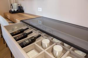 Luxury rooms Le Prestige Few Minutes from Split's Iconic Waterfront的咖啡和沏茶工具