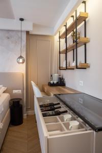 Luxury rooms Le Prestige Few Minutes from Split's Iconic Waterfront的厨房或小厨房