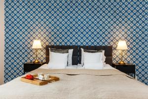 ソポトにあるHappy Stay Sopot Monte Cassino 44 Aのベッドルーム1室(青と白の壁紙のベッド1台付)