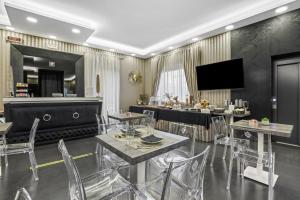 TV a/nebo společenská místnost v ubytování Reggia Suite Spa Hotel