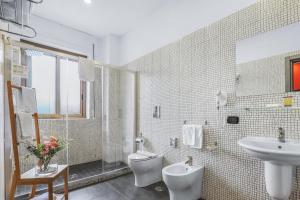 Koupelna v ubytování Reggia Suite Spa Hotel