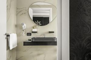 Koupelna v ubytování Reggia Suite Spa Hotel