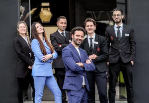 un grupo de personas con trajes posando para una foto en Reggia Suite Spa Hotel, en Caserta