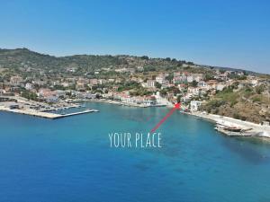 a view of a body of water with a red marker at House of light in Évdhilos