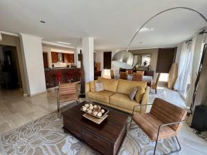 ein Wohnzimmer mit einem Sofa und einem Tisch in der Unterkunft Penthouse - residence La Mina - Albir avec WIFI GRATUIT in Albir