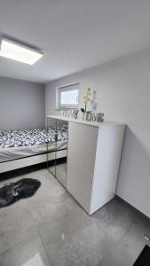 Habitación blanca con cama y ventana en Apartma ALTER EGO, en Koper