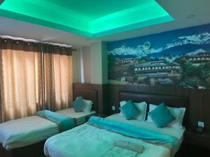 Rúm í herbergi á HOTEL PARAMI INN