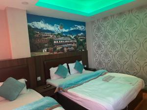 Rúm í herbergi á HOTEL PARAMI INN
