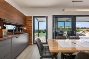 a kitchen and dining room with a table and chairs at Ferienwohnung mit beheiztem Pool in Villa Gracia in Stara Baška