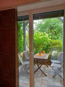 un porche cubierto con mesa y sillas en Gemütliche Familienwohnung, en Lannach