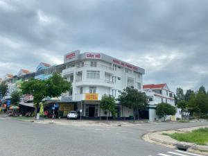 a white building on the side of a street at hotel Gia Phong Phat in Xóm Mỹ Thanh