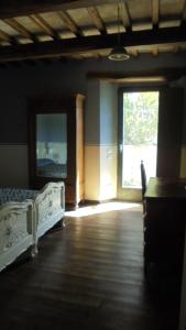 um quarto com 2 camas e uma grande janela em La casina di Giannetto em Seggiano