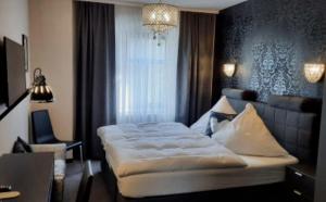 pokój hotelowy z łóżkiem i oknem w obiekcie Pension Burkhardt w mieście Miśnia