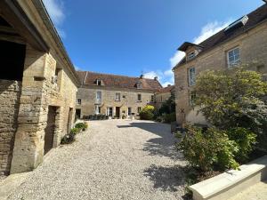 un vicolo tra due edifici in un castello di Chambres d’hôtes de l’Ancienne Auberge a Thaon