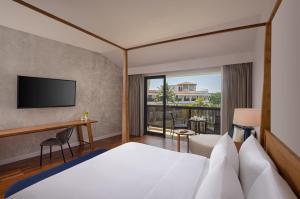 een hotelkamer met een bed en een balkon bij Occidental Eden Beruwala in Bentota