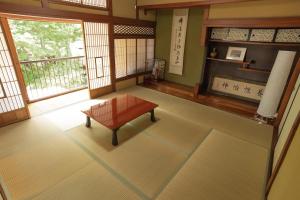 una habitación con un banco rojo en una habitación con ventanas en AI/藍, en Kusatsu