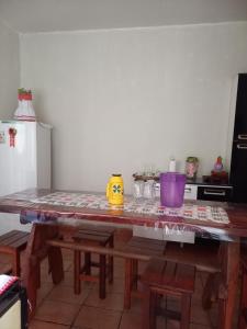 a table in a kitchen with a counter top at Casa em Diamantina in Diamantina