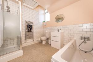 La salle de bains blanche est pourvue d'un lavabo et de toilettes. dans l'établissement Pass the Keys Cosy 2 bedroom cottage in rural Shropshire, à Rodington