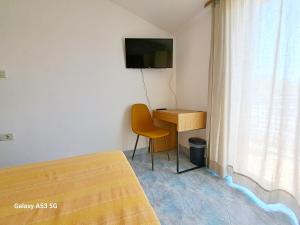 TV a/nebo společenská místnost v ubytování Aparments Orange & Blue