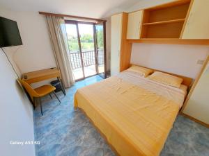 Postel nebo postele na pokoji v ubytování Aparments Orange & Blue