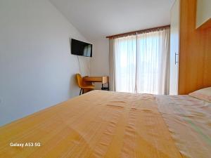 TV a/nebo společenská místnost v ubytování Aparments Orange & Blue