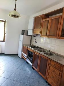 A kitchen or kitchenette at Appartamento Alessia
